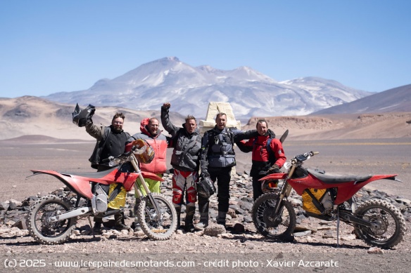 Jiri Zak et son équipe après avoir gravi le Los Ojos del Salado Jiri Zak et son équipe après avoir gravi le Los Ojos del Salado