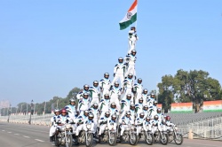 Record de la plus haute pyramide humaine à moto