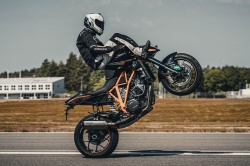 Topé à plus de 200 km/h en wheeling sur son guidon