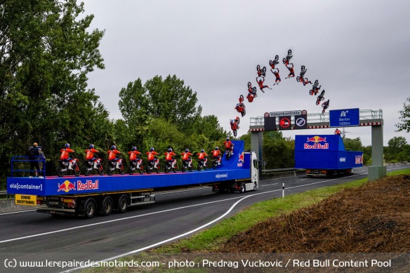 Un backflip entre deux camions en mouvement Un backflip entre deux camions en mouvement
