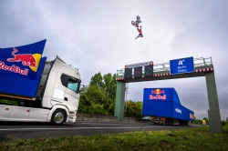 Un backflip entre deux camions en mouvement - Crédit photo : Joerg Mitter / Red Bull Content Pool