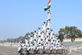 Record haute pyramide humaine à moto