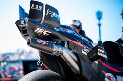 Les ailerons lat&eacute;raux ont &eacute;t&eacute; introduit la saison derni&egrave;re sur l'Aprilia RS-GP