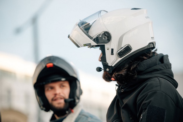 Haut-parleurs HD et micro à réduction de bruit sont présents