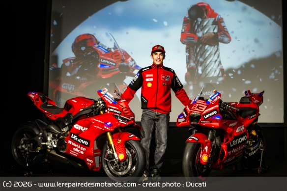 Marc Marquez avec les Panigale V4 Replica et Desmosedici GP25 Marc Marquez avec les Panigale V4 Replica et Desmosedici GP25