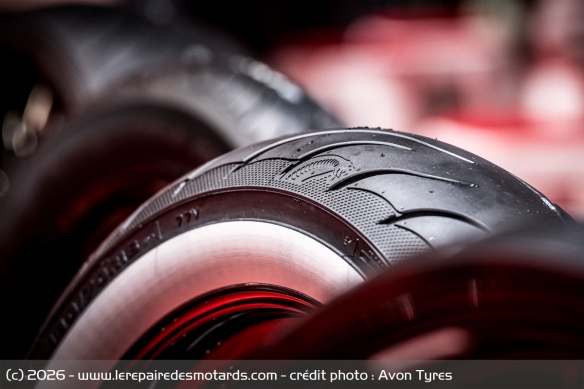 Les Cobra Chrome sont d&eacute;clin&eacute;s dans 77 tailles, dont 14 &agrave; flancs blancs