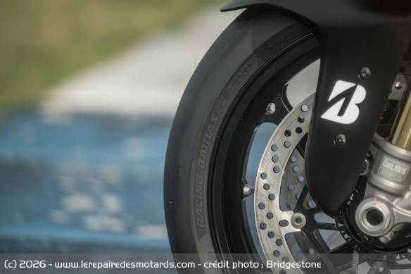 Le Bridgestone Racing Battlax V03 avant Le Bridgestone Racing Battlax V03 avant