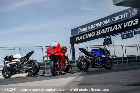 Le V03 se décline dans une taille à l'avant et deux à l'arrière, chacune étant proposée dans de multiples composés de gomme Le V03 se décline dans une taille à l'avant et deux à l'arrière, chacune étant proposée dans de multiples composés de gomme