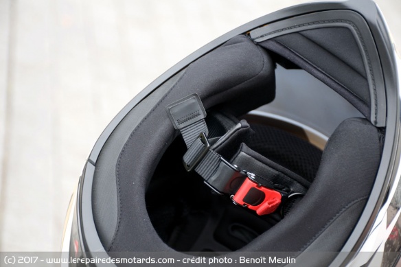 La bavette à tendance à se décrocher à chaque fois que l'on retire le casque