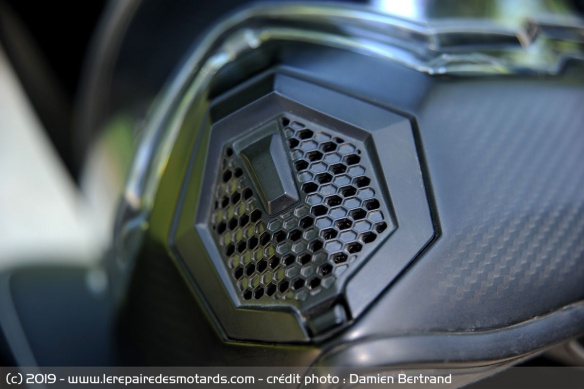 La mentonnière de l'AGV AX9 Carbon