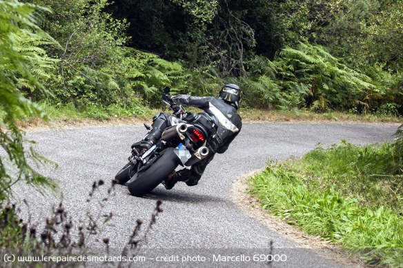 Stéphane Delot à l'attaque sur sa Triumph