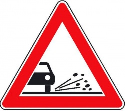 Panneau : attention aux gravillons 