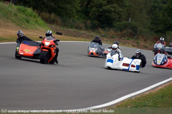 Side-car : des bassets à la poursuite d'une Hayabusa