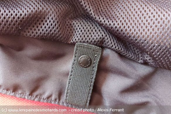 Il ne faut pas oublier les plus petits détails, comme un système de liaison entre le blouson et la pantalon