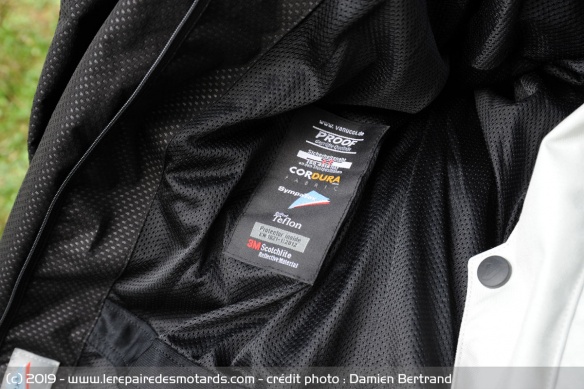 Sur cette veste, la membrane est laminée et donc non amovible Sur cette veste, la membrane est laminée et donc non amovible