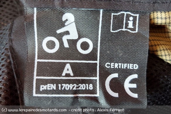 L'étiquette du blouson mentionne obligatoirement le niveau d'homologation de celui-ci