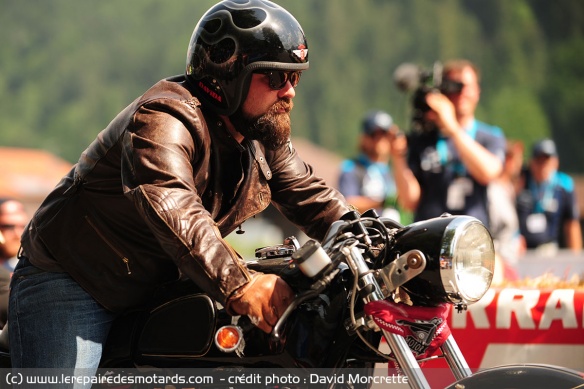 Le blouson vintage en ligne avec une moto ancienne