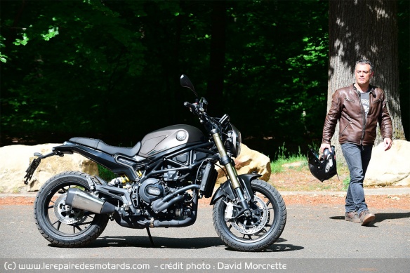 La moto mais aussi l'équipement complet : casque, gants, blouson, pantalon, chaussures