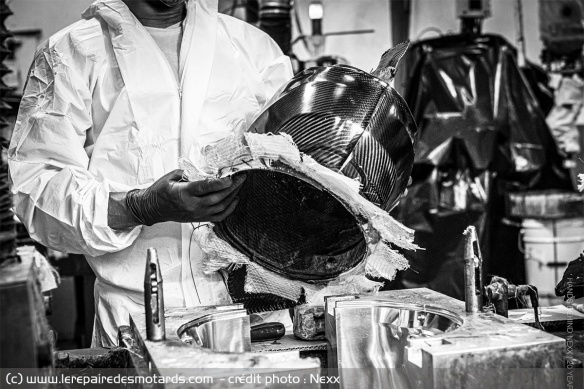 La fibre sur le casque lors de sa fabrication