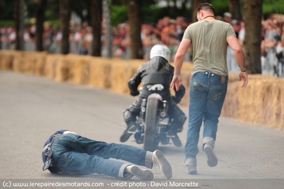 Chute avec un pantalon moto