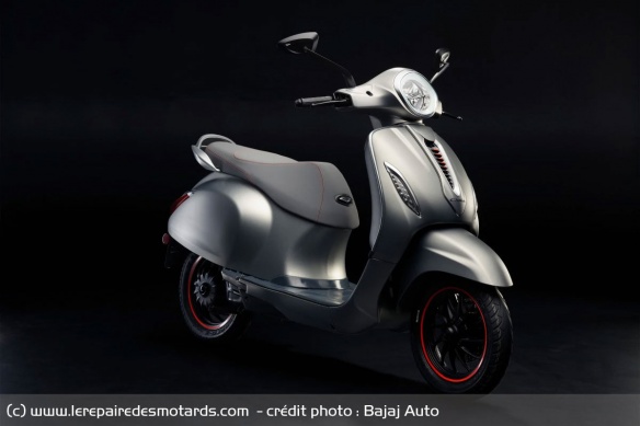 Le scooter Bajaj Chetak dans sa version modernisée et électrifiée Le scooter Bajaj Chetak dans sa version modernisée et électrifiée