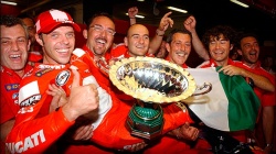 Victoire de Loris Caprirossi en moto GP en 2003