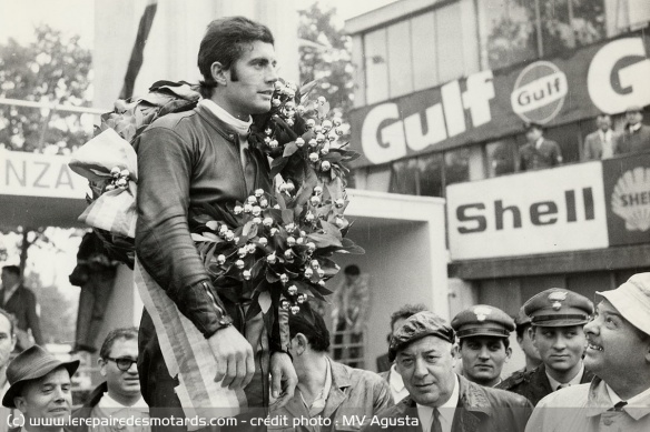 Giacomo Agostini, légende du sport moto et 13 fois champion du monde avec MV Giacomo Agostini, légende du sport moto et 13 fois champion du monde avec MV