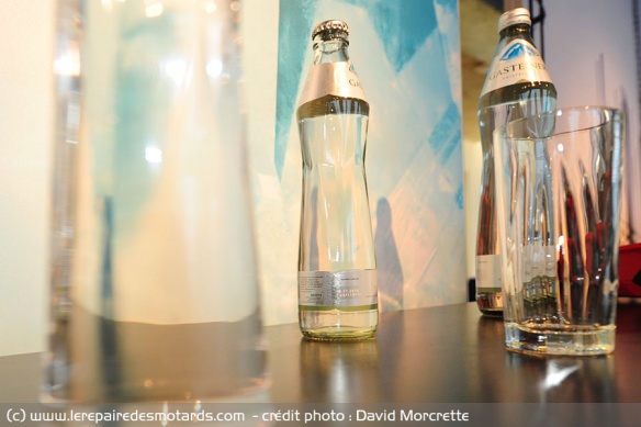 Le design dans le dessin d'une bouteille d'eau