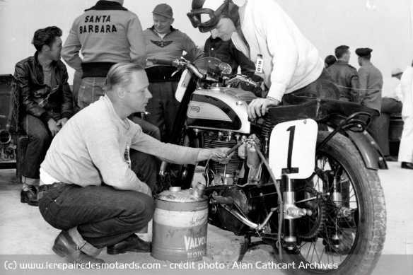 Clarence Czysz préparant la Norton Manx du vainqueur Don Evans de la course amateur de 100 miles de 1948