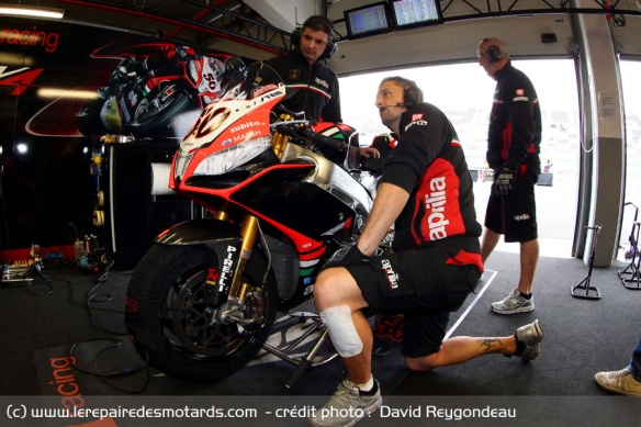 Les motos du championnat sont dérivées des modèles de série, comme ici avec l'Aprilia RSV4 Les motos du championnat sont dérivées des modèles de série, comme ici avec l'Aprilia RSV4