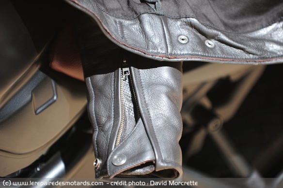 Fermeture manche avec zip et bouton pression