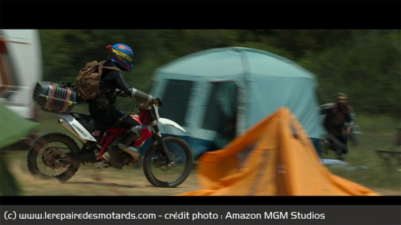 Manel tente de traverser un camp au guidon de son enduro Beta Manel tente de traverser un camp au guidon de son enduro Beta