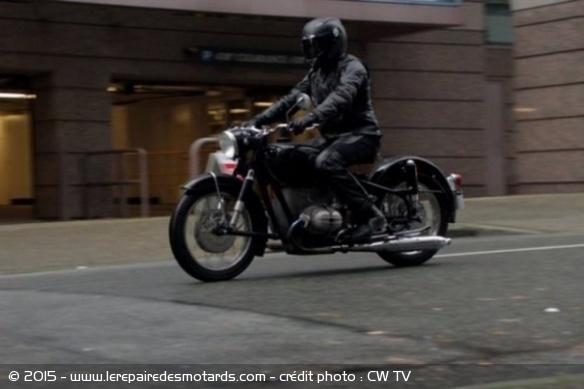 Oliver Queen au guidon de sa BMW R60/2