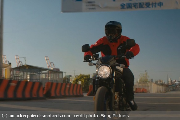 Le motard lancé à la poursuite de Tangerine et Lemon Le motard lancé à la poursuite de Tangerine et Lemon