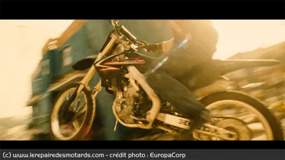 C'est en Honda CRF250 que les gangsters poursuivent la petite Cataleya C'est en Honda CRF250 que les gangsters poursuivent la petite Cataleya