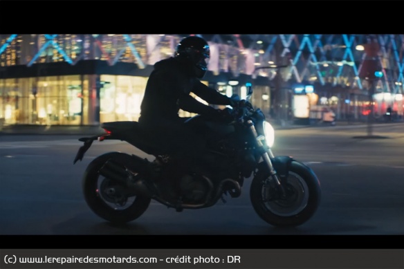 Zaid en chasse au guidon de sa Ducati Monster 821 Zaid en chasse au guidon de sa Ducati Monster 821