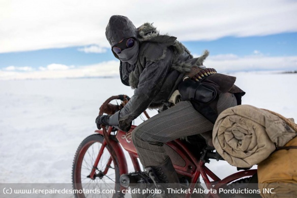 Bill l'égorgé au guidon de sa moto Bill l'égorgé au guidon de sa moto
