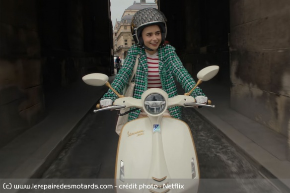 Emily au guidon de la Vespa 946 Christian Dior Emily au guidon de la Vespa 946 Christian Dior