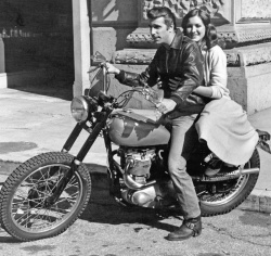 Fonzie et sa Triumph emballent les filles dans Happy Days