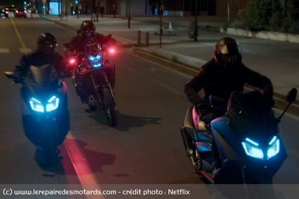 La poursuite d'introduction entre le gang des TMAX et la police La poursuite d'introduction entre le gang des TMAX et la police