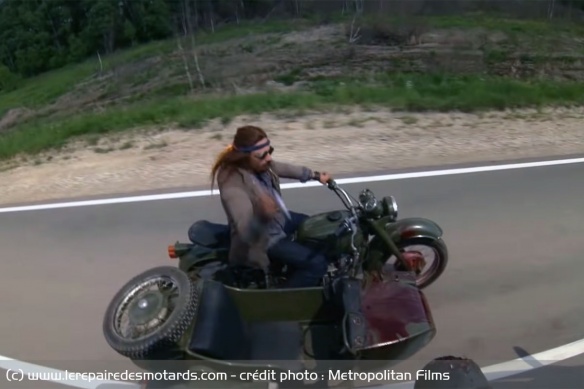 Poursuite explosive avec le sidecar Dnepr Poursuite explosive avec le sidecar Dnepr