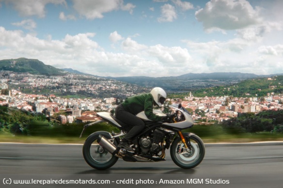L'agente Bisset sur sa Triumph Speed Triple 1200 RR L'agente Bisset sur sa Triumph Speed Triple 1200 RR