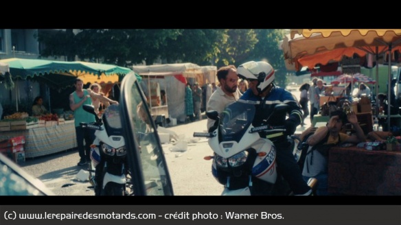 Paul qui impose l'escorte au policier Paul qui impose l'escorte au policier