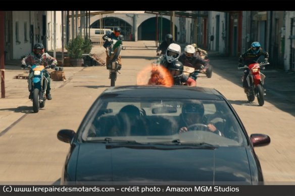 Le gang de motards est visiblement fan de la Suzuki DR-Z400SM Le gang de motards est visiblement fan de la Suzuki DR-Z400SM