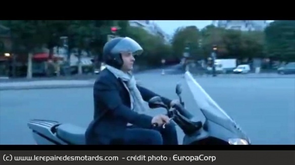 Jean Dujardin sur son scooter en ouverture du film