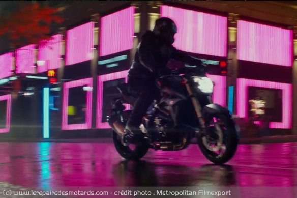 John Wick à la poursuite du motard en Suzuki GSR 750 John Wick à la poursuite du motard en Suzuki GSR 750