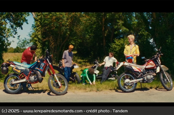 Willy avec sa Yamaha DT et Jojo avec sa Suzuki DR Willy avec sa Yamaha DT et Jojo avec sa Suzuki DR