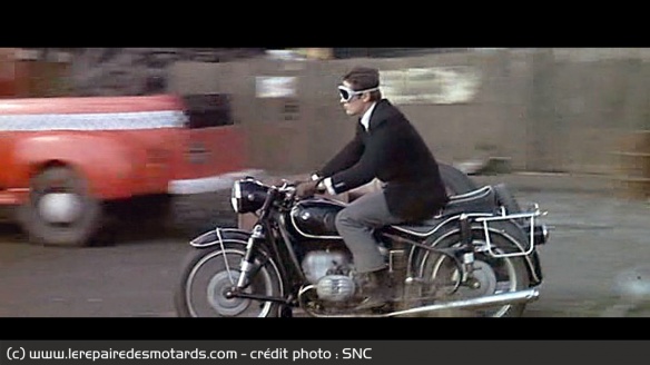 Manu sur sa BMW R50/2 attelée Manu sur sa BMW R50/2 attelée