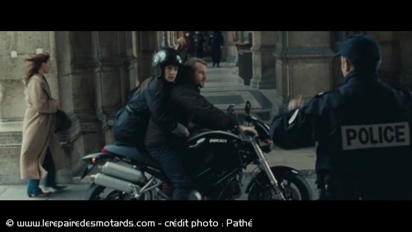 Sophie Marceau et Jocelyn Quivrin sur la Ducati Monster S2R Dark Sophie Marceau et Jocelyn Quivrin sur la Ducati Monster S2R Dark