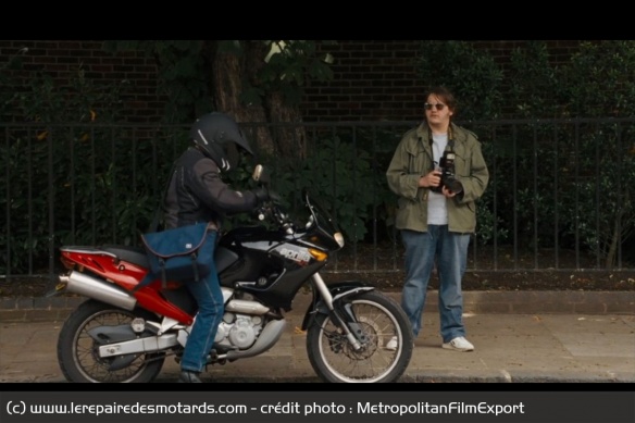 Un paparazzo en Aprilia Pegaso 650 Un paparazzo en Aprilia Pegaso 650